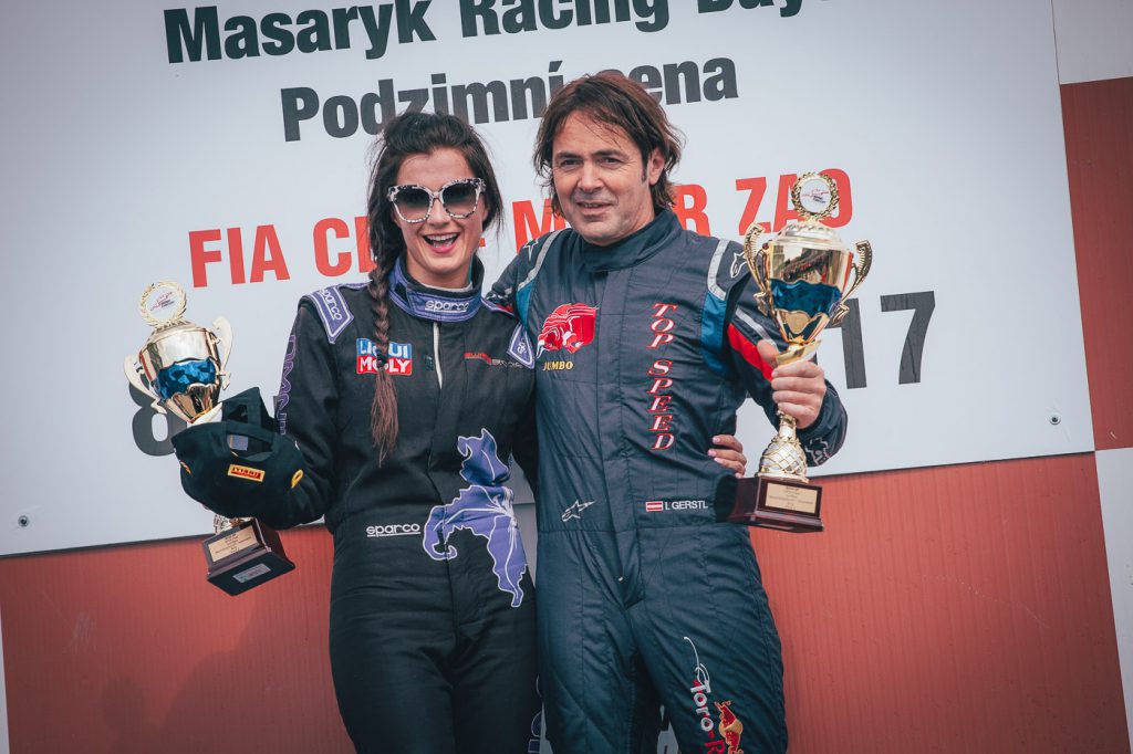 Ingo Gerstl (r.) stellte am 10. September 2017 in Brno einen neuen Streckenrekord auf. Neben ihm die schnellste GP2-Fahrerin der Welt, Veronika CIcha.